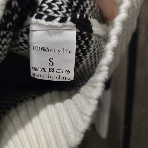 💰4 for 15💰 NWT Pink Leopard Print Sweater with Stripes Small - Picture 4 of 4